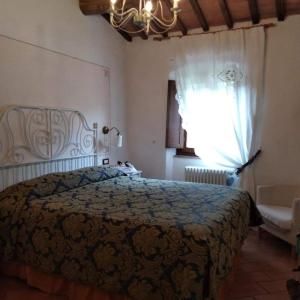 1 dormitorio con cama y ventana en B&B la Concordia, en Serravalle Pistoiese