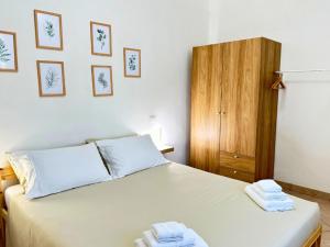 塞尼加利亞的住宿－Oasi sul Mare - A soli 1 Minuto a Piedi dalla Spiaggia，一间卧室配有一张床,上面有两条毛巾