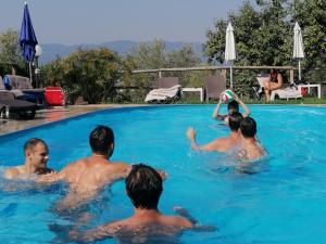 a group of people playing in a swimming pool at B&B la Concordia in Serravalle Pistoiese