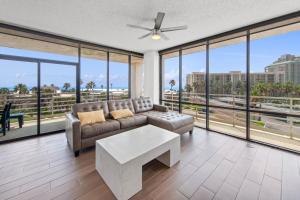 Posezení v ubytování Oceanfront Haven with SpaceX Views