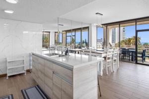 Restaurace v ubytování Oceanfront Haven with SpaceX Views