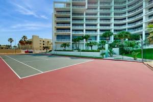 Tenis a/nebo squash v ubytování Oceanfront Haven with SpaceX Views nebo okolí