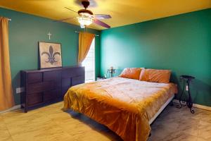 a bedroom with a bed and a green wall at Desert Sun Retreat in Sun City +15 photos