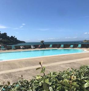 Bazén v ubytování NOUVEAU Appartement Belle Vue Mer nebo v jeho okolí + 16 fotografií