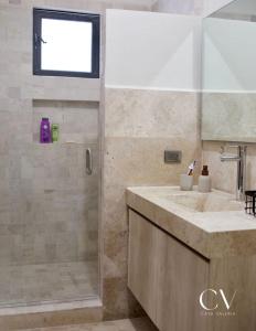 une salle de bain avec douche et lavabo dans l'établissement Casa Valeria, à San Miguel de Allende 21 autres photos