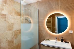 un baño con lavabo y espejo en L'art de Gambetta ConciergerieDameCarcas, en Carcassonne 10 fotos más