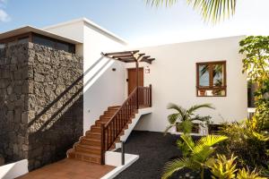 une maison avec un escalier menant à la porte d'entrée. dans l'établissement Villa 61 PlayaBlanca Lanzarote Pool Spa, à Playa Blanca