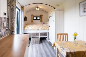 Area soggiorno di Shepherds hut with hot tub