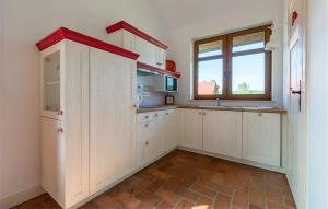 Η κουζίνα ή μικρή κουζίνα στο Nice Home In Krzeszna With Wifi