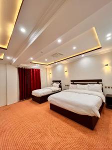 Postel nebo postele na pokoji v ubytování Caprafal Hotel Skardu
