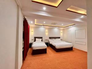 Postel nebo postele na pokoji v ubytování Caprafal Hotel Skardu + 11 fotografií