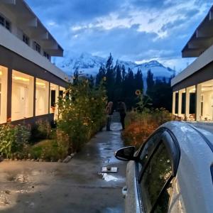 Nespecifikovaný výhled na hory nebo výhled na hory při pohledu z hotelu