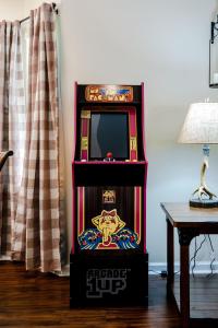 Un televizor și/sau centru de divertisment la Creekside Cottage by Eden Crest