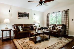 O zonă de relaxare la Creekside Cottage by Eden Crest +28 fotografii