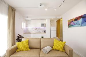 a living room with a couch with yellow pillows at Apartamento de tres habitaciones en Girona in Girona