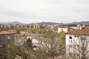 a view of a city with buildings and trees at Apartamento de tres habitaciones en Girona in Girona