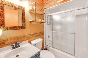 een badkamer met een douche, een toilet en een wastafel bij Modern Black Hills Cabin with Loft and Wraparound Deck in Rapid City +27 foto's