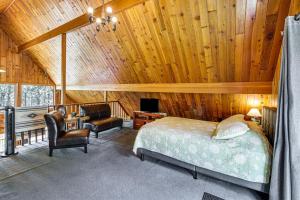een slaapkamer met een bed in een houten plafond bij Modern Black Hills Cabin with Loft and Wraparound Deck in Rapid City