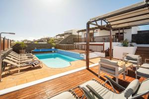 une terrasse avec une piscine dans une maison dans l'établissement Villa 61 PlayaBlanca Lanzarote Pool Spa, à Playa Blanca