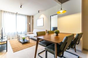 a living room with a wooden table and chairs at Apartamentos 87 Llaves in Valencia
