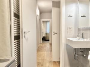 ein Badezimmer mit Waschbecken und Spiegel in der Unterkunft Corso Italia Executive Suite in Arezzo + 62 Fotos