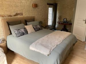 Letto o letti in una camera di Chambres d’hôtes de l’Ancienne Auberge