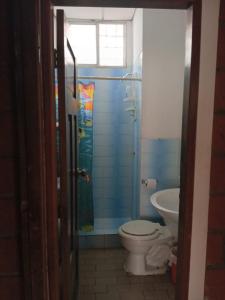 La salle de bains est pourvue d'une douche et de toilettes. dans l'établissement A orillas del paraiso, à Playas