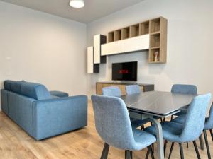 ein Esszimmer mit Tisch und Stühlen in der Unterkunft Corso Italia Executive Suite in Arezzo