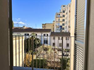 Aussicht aus einem Fenster eines Gebäudes in der Unterkunft Corso Italia Executive Suite in Arezzo