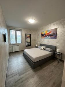 1 dormitorio con 1 cama en una habitación en Villa 2 en Cassano dʼAdda