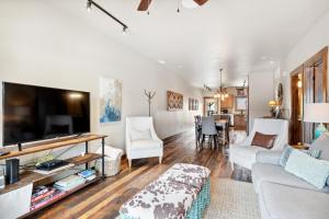 Μια τηλεόραση ή/και κέντρο ψυχαγωγίας στο Baker Loft 303