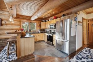 Gallery image of Hellroaring Hut in Whitefish