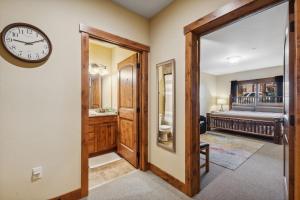 En eller flere senge i et værelse på Pines Unit 240