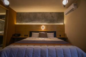 恰帕德科尔索Hotel Aeropuerto Tuxtla Gutierrez Ernesto Garcia的房间里有一张大床的卧室