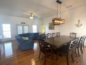 Χώρος καθιστικού στο Family Waves-340 S Breakers