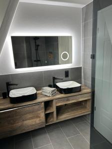 uma casa de banho com 2 lavatórios e um espelho grande em Moseltürmchen Cochem em Cochem