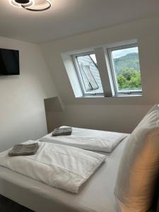 duas camas num quarto com duas janelas em Moseltürmchen Cochem em Cochem