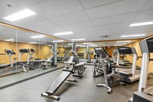 un gimnasio con varias máquinas de correr y espejos en Morning Eagle 207, en Whitefish