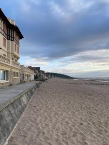 piaszczysta plaża z domami i aceanpectacistacistacistacistacistacistacistacist w obiekcie Le petit Villers w mieście Villers-sur-Mer +10 zdjęć