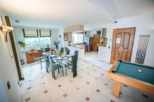 a kitchen and a dining room with a pool table at Luxury Home -Villa-Piscine-Jacuzzi-Famille-Table de billard - Top Pros ServicesConciergerie in Montferrier-sur-Lez