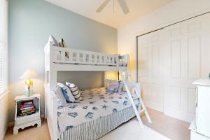 ein weißes Etagenbett in einem Zimmer mit einem Etagenbett in der Unterkunft Bayside Resort - 36295 Sunflower in Selbyville