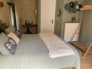 Letto o letti in una camera di Chambres d’hôtes de l’Ancienne Auberge