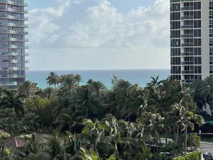 阳光岛滩Stunning apt! Oceanview! Parking included的棕榈树度假村的海景