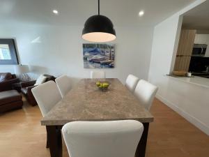 Stunning apt! Oceanview! Parking included的休息区