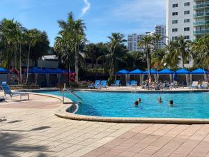 Stunning apt! Oceanview! Parking included内部或周边的泳池