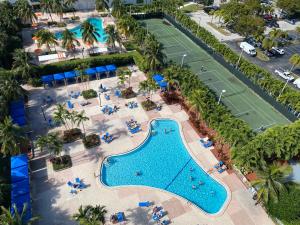 Stunning apt! Oceanview! Parking included内部或周边的泳池