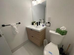 Stunning apt! Oceanview! Parking included的一间浴室