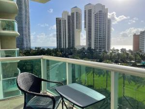 Stunning apt! Oceanview! Parking included的阳台或露台