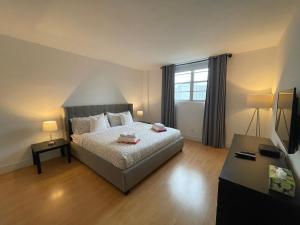 阳光岛滩Stunning apt! Oceanview! Parking included的卧室里有一张床和一台电视机