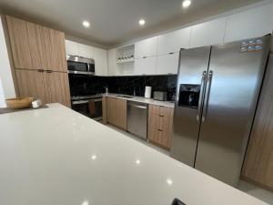 Stunning apt! Oceanview! Parking included的厨房或小厨房